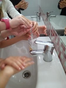 Dzieci demonstrują poprawne mycie rąk.