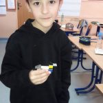 Uczeń klasy 3b zbudował kotka z klocków lego.