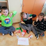 2a-Dzieci prezentują posegregowane produkty spożywcze.