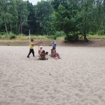 Dzieci bawią się w piasku.