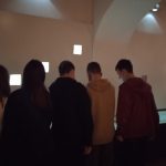 grupa uczniów oglądających eksponaty w gablocie