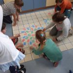 Dzieci kodują wirusy, używając kolorowych kart.
