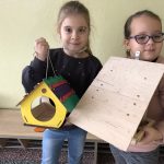 Dzieci prezentują wykonane przez siebie karmniki