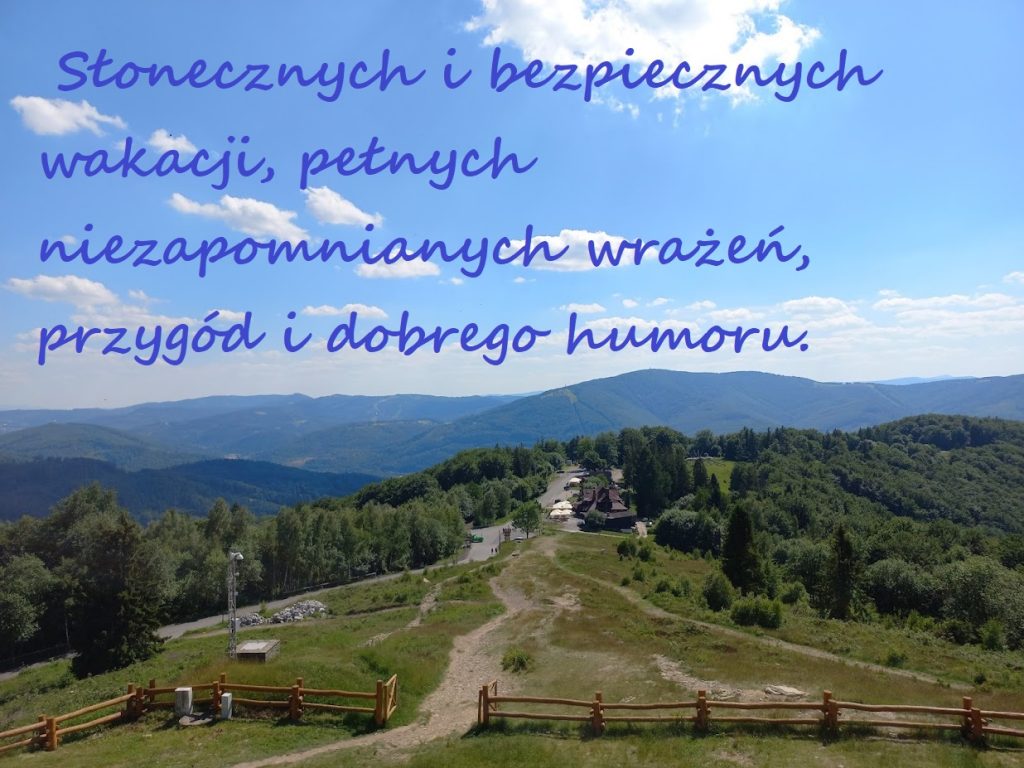 Na zdjęciu widoczne są góry w Beskidzie Śląskim i napis: Słonecznych i bezpiecznych wakacji, pełnych niezapomnianych wrażeń, przygód i dobrego humoru.