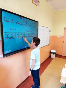 Uczeń korzysta z monitora interaktywnego