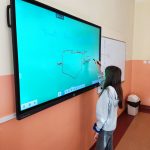Uczennica korzysta z monitora interaktywnego