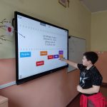 Uczeń korzysta z monitora interaktywnego
