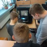 Uczniowie obserwują wydruk 3D drukarki laserowej
