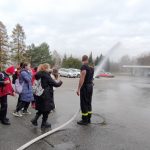 uczniowie zwiedzają Komendę Straży Pożarnej