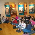 Dzieci słuchają opowieści o Krystynie Chojnowskiej-Liskiewicz