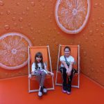 Dziewczynki relaksują się na leżakach w sali pomarańczowej