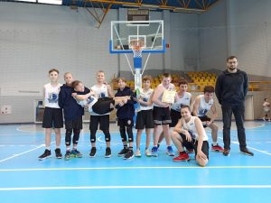 chłopcy z naszej szkoły w strojach sportowych na Półfinale Wojewódzkim w Piłce Koszykowej Dzieci