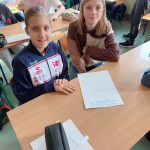uczniowie klasy 5a i 5p przygotowują plakaty i listy dla żołnierzy ukraińskich