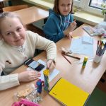 uczniowie klasy 5a i 5p przygotowują plakaty i listy dla żołnierzy ukraińskich