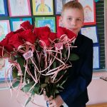 Oskar z naręczem czerwonych róż.