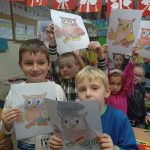 Uczniowie prezentują sowy –  logo Światowego Dnia Tabliczki Mnożenia.