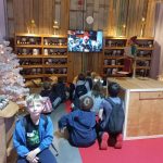 Uczniowie oglądają film z udziałem elfa