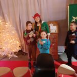 Uczniowie pozują z elfem do zdjęcia