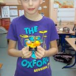 Uczeń klasy 3b zbudował serce z klocków lego.