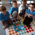 Chłopcy prezentują zakodowany obraz z puzzli.