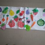 Plakat wykonany przez uczniów klasy 2b promujący akcję Warzywa i owoce w szkole.