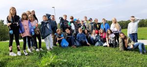 uczniowie klasy 4c podczas akcji sprzątanie świata