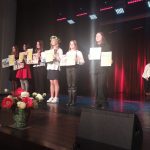 Uczniowie biorący udział w “Powiatowym konkursie poezji i prozy patriotycznej dla szkół”