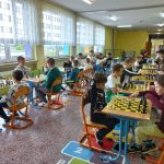 Uczniowie grają w szachy